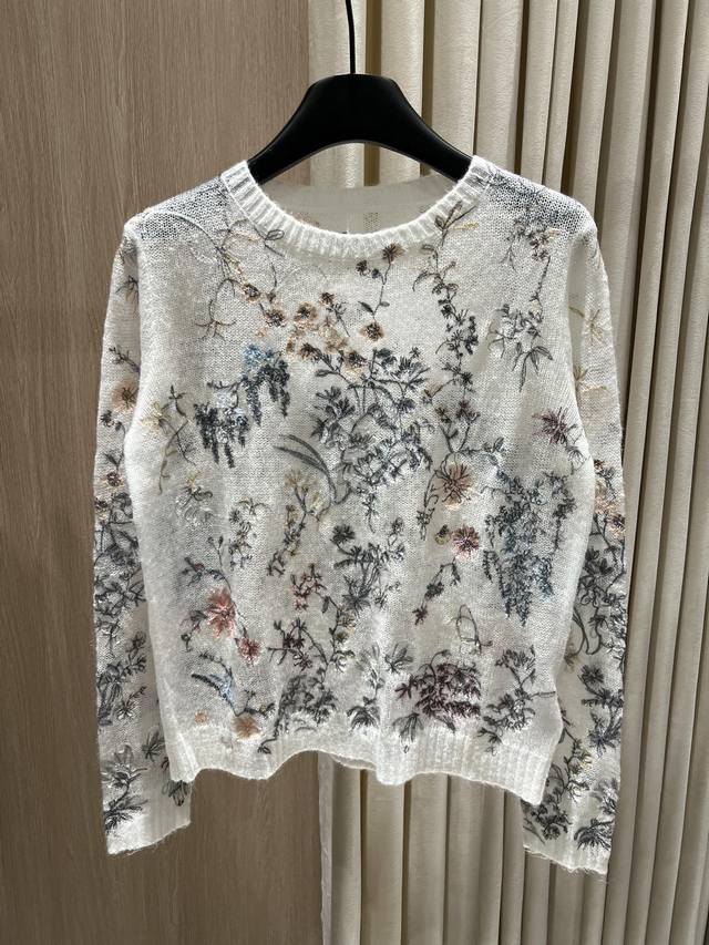 Dio 花卉刺绣混纺毛衣 如诗如画的手工刺绣艺术 与奢华毛织面料完美融合 这款毛衣宛如穿在身上的一幅 春日植物志 以多种天然材质混纺而成 羊驼毛 马海毛 羊毛与