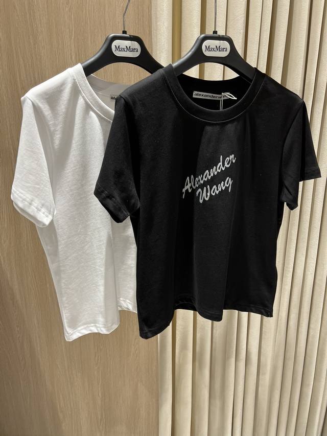 上新Alexander Wang 短袖T恤 Rhinestone Logo T-Shirt 延续品牌一贯的街头摩登风格 整体采用高支数纯棉面料 手感柔软 亲肤透