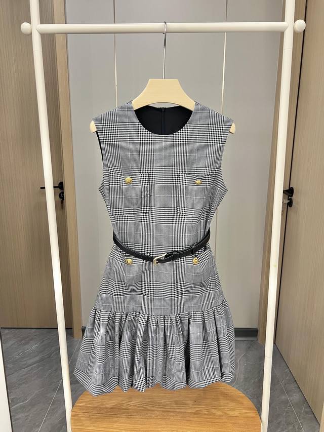 新品上架S*p2660系列 赵丽颖同款单品 复古有格调的格纹设计 搭配有点甜美风格的花苞裙 配送定制腰带 定位剪裁懂的哈 适合年龄跨度很大的姐妹们 细节满满 闭
