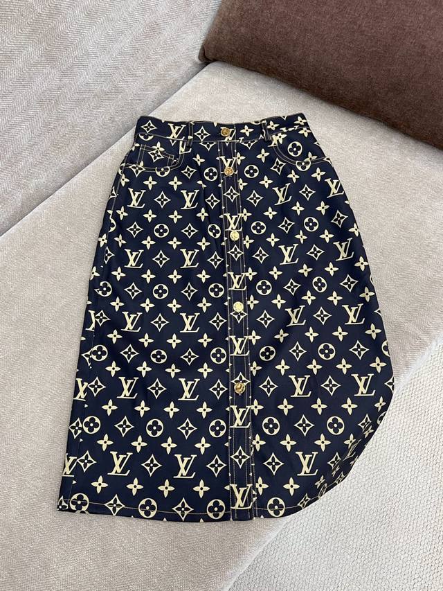 Louis Vuitto* 25Ss春夏新款 经典老花印花襟扣半身裙丨独家高版出品 进口斜纹棉材质 立挺舒适 通体满印标志性四叶草字母印花徽标 彰显品牌调性 居