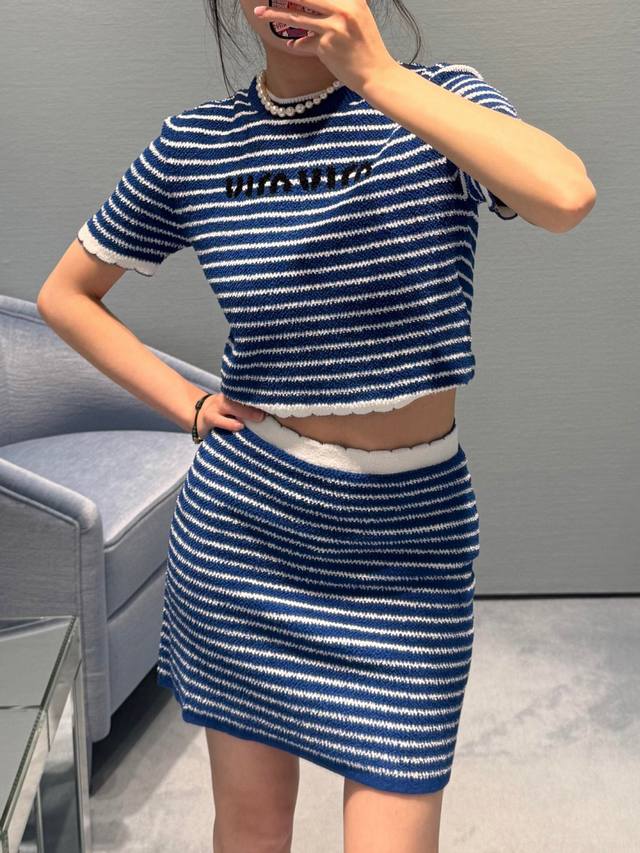 上衣 半裙 miumi*2025新品条纹针织短袖半裙 定制Yb棉纶纱线织造 柔软亲肤 舒适有型 圆领短袖版型 领口恰当露肤 美化头肩比例更显瘦 通体蓝白两色条纹