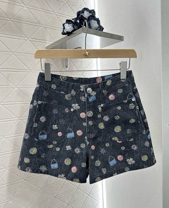 chane*2025新品上架 印花彩色牛仔马甲短裤套装 定制Yb斜纹棉牛仔材质 面料柔软舒适 透气性好 反复酵素水洗工艺处理 不易染色脱色 剪裁更符合人体线条