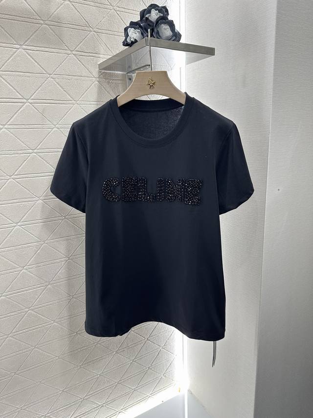 celin*2025新品上架 钉珠刺绣字母 定制Yb丝光全棉材质 弹力舒适 透气好穿 常规短袖裁剪 凸显品牌格调 面料柔软带有弹力 呈现显瘦视觉效果 通体细腻肌