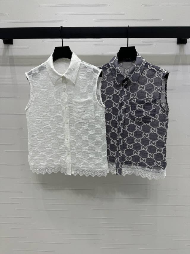 上新原单高端品质Gucc* 2025春夏新款系列 蕾丝拼接提花无袖衬衣 定制进口人丝材质 提花工艺处理 呈现菱格分布的双G字母图案 无袖翻领衬衫裁剪 微透效果轻