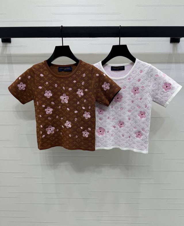 上新原单高端品质Louis Vui*Ton 2025春夏最新系列 圆领徽标针织短袖 定制羊毛针织材质 柔软舒适 质感十足 通体分布字母和四叶草元素图案 点缀樱花