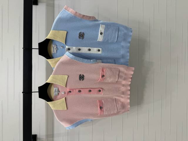 上新原单高端品质 Chane* 2025春夏最新系列 翻领针织马甲背心 定制进口丝毛材质 质感高级 弹力舒适 马卡龙条纹色系 青春靓丽 翻领半开襟纽扣调节设计