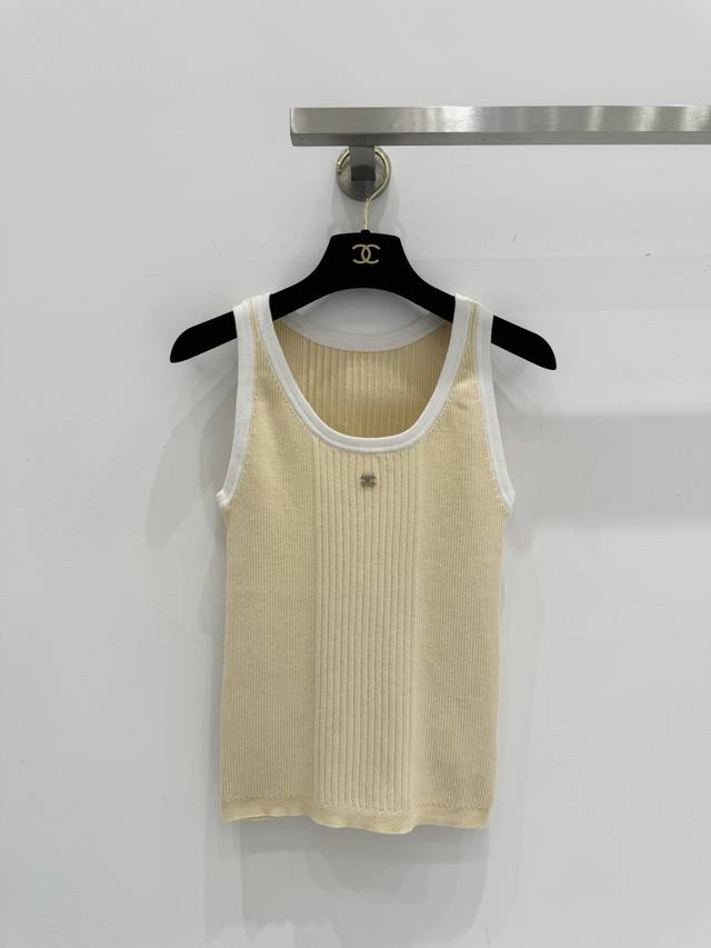 chanel 2025 沙滩春夏新品 撞色修身针织背心 金属装饰设计百搭减龄又时髦 少女穿搭修身版型不挑人上身巨显瘦 码数 Sml