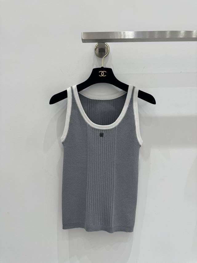 chanel 2025 沙滩春夏新品 撞色修身针织背心 金属装饰设计百搭减龄又时髦 少女穿搭修身版型不挑人上身巨显瘦 码数 Sml