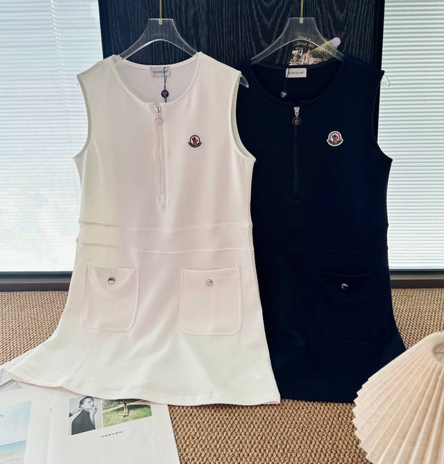 品名：蒙口Moncle* 新款徽标半拉链连衣裙 尺码：S.M.L 颜色：白色 藏青色 专Gui新款定制标连衣裙+越简单越高级 Less Is More，连衣裙千