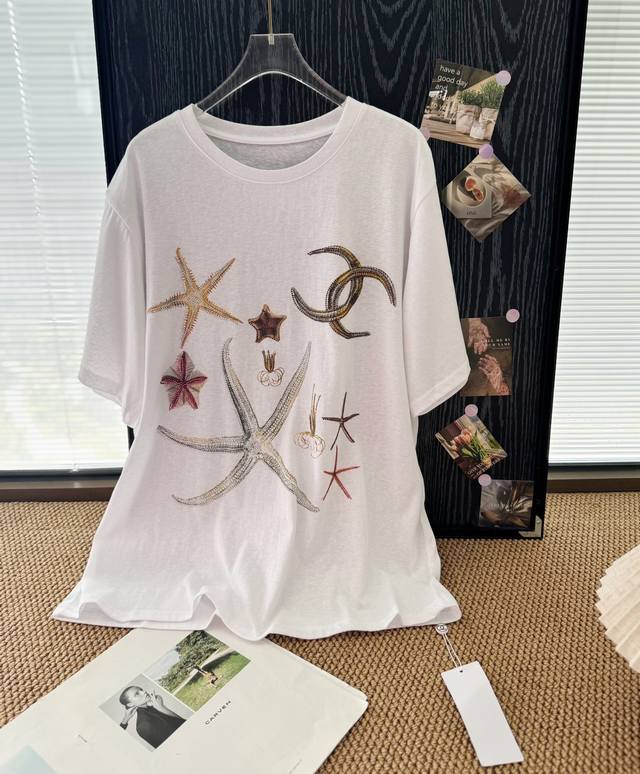 品名：香奈儿Chane* 小香海星系列艺术家烫钻Logo雪花棉短袖 尺码：M.L 颜色：白色 少女感穿搭，海星烫钻的点缀闪闪发亮，上身效果好，不挑身材，上身显高