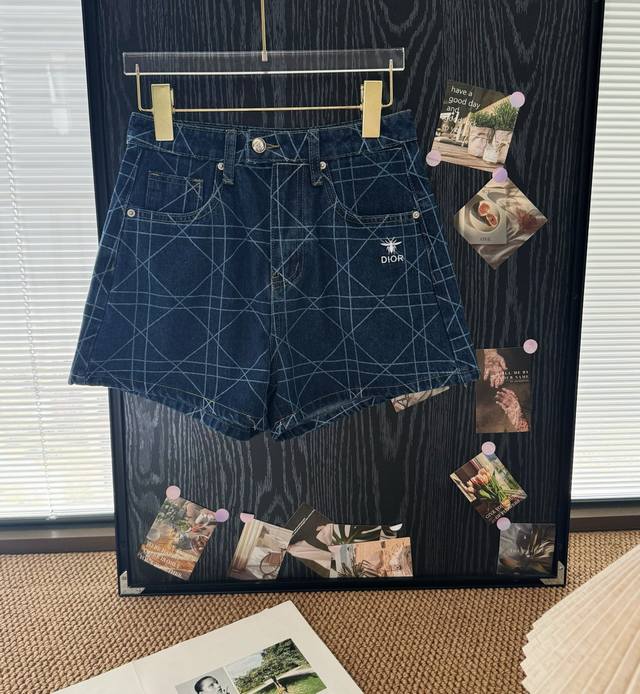 品名：迪奥菱格纹蜜蜂刺绣高腰牛仔短裤 尺码：S.M.L 颜色：牛仔蓝 新品戴妃藤格纹复古洗水牛仔短裤！原版定制格纹复古蓝洗水工艺高级又时髦！衣橱必备的万年搭！经