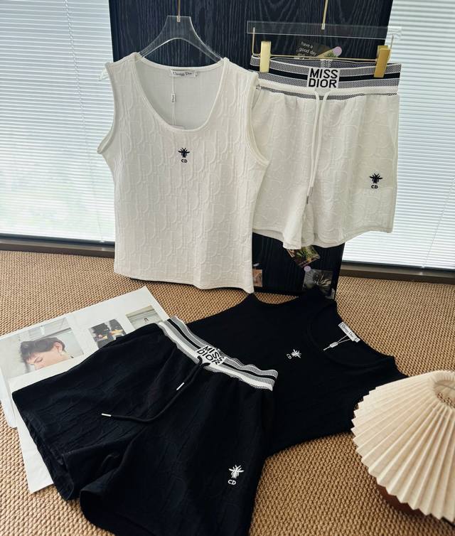 品名：迪奥Dior定制提花字母刺绣小蜜蜂背心短裤套装 尺码：M.L 颜色：白色 黑色 这一套真的是堪称懒人精致出街神器，要比普通的休闲套装款式更加气质不挑身材，
