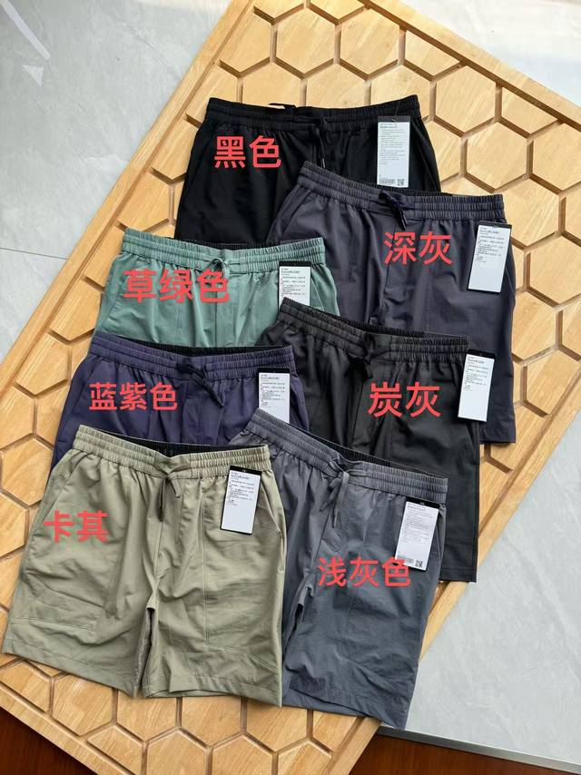 Lululemon露露男士夏季内里抽绳梭织休闲短裤 炎炎夏日，这条裤子是您的首选！是时尚与功能的完美结合。其采用高品质梭织面料，具有良好的透气性与吸湿性，能快速