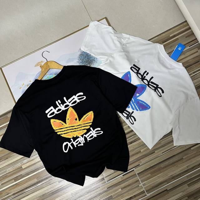 顶配阿迪达斯三叶草男女25年夏季新款纯棉半袖涂鸦短袖T恤三叶草阿迪达斯男士短袖T恤！情侣款男女同款宽松版型！阿迪达斯三叶草男子透气短袖圆领休闲短袖T恤男士青少年
