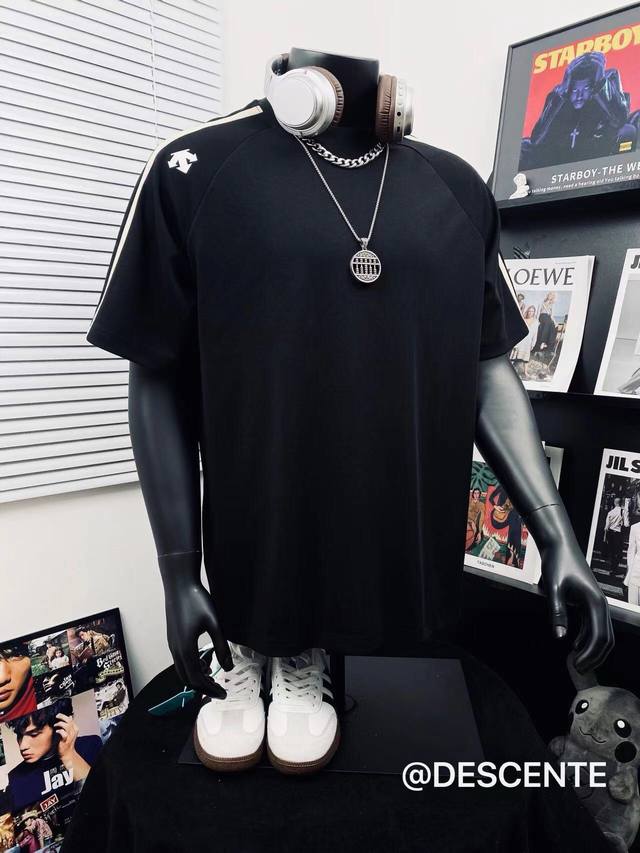 Descente迪桑特高版本3D胶印织带休闲短袖T恤 不得不推荐一款非常受欢迎的硬货！三标齐全 专用包装袋 面料有型 更有质感 织带设计相当有品质感！夏季你需要