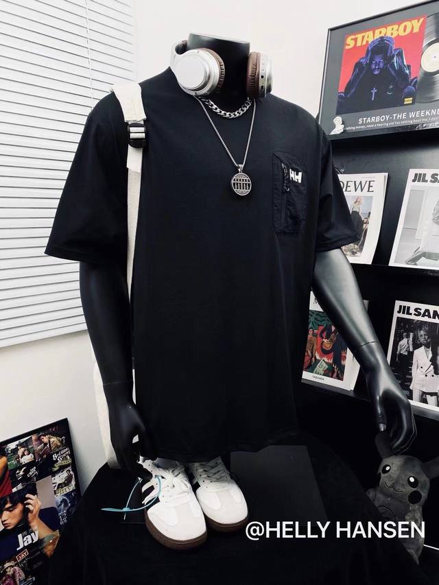 Helly Hansen Hh25高版本户外登山徒步运动速干休闲短袖T恤 不得不推荐一款非常受欢迎的硬货！三标齐全 面料有型 更有质感 口袋半拉链设计相当有品质
