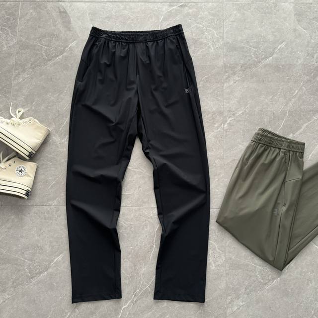 Kolon Sport可隆夏男士速干运动 休闲裤吸湿速干裤，今天给大家种草一款清爽又实用的百搭 可隆休闲运动速干裤！选择专业运动速干型面料，利用特殊的聚酯纤维材