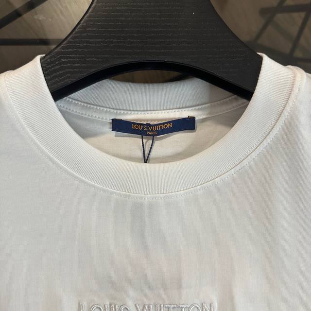 Lv路易威登2025春夏新款字母刺绣Logo短袖T恤 采用精密立体万针刺绣工艺，进口数码绣床，毫厘之间禁得起挑剔，高版本复刻，绝不吝啬工艺成本，取用280高克重