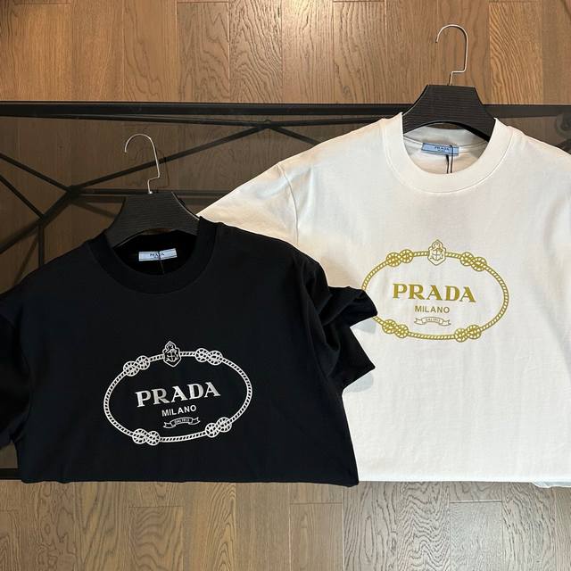 普拉达 Prada 2025夏季新款字母烫钻Logo短袖T恤 经典中的经典，胸前刺绣字母Logo，闪钻装饰点缀，270高克重长绒棉，丝滑柔顺，手感高级舒适，三标