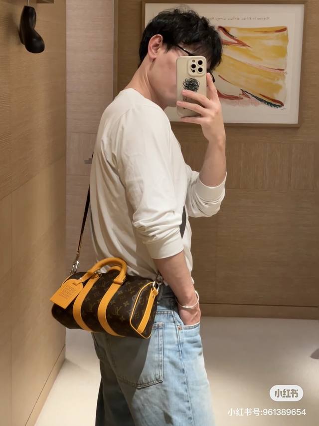 Lv Keepall 25 老花 Lv Keepall 25 的历史可以追溯到20世纪50年代，当时路易威登的设计师们为旅行者们设计了一款轻便、耐用且容量充足的