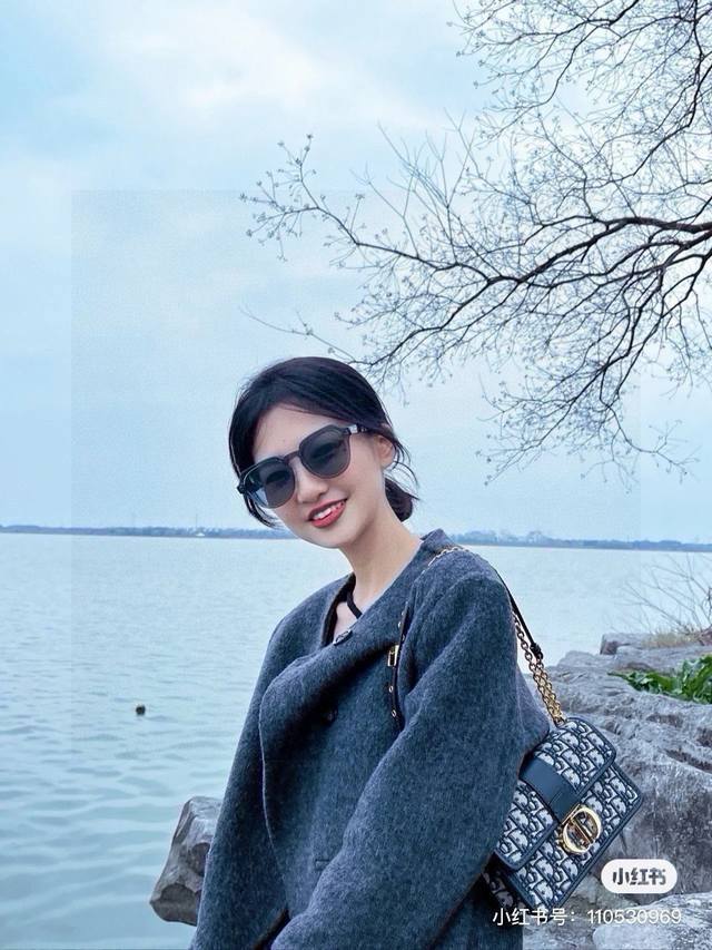 Dior 迪奥蒙田 灵感来自Dior1947年创立以来， 于蒙田大道30号的经典存在。 是一个地址、一个品牌，一个精品的历史传奇 整个包型，是以当代流行的复古风