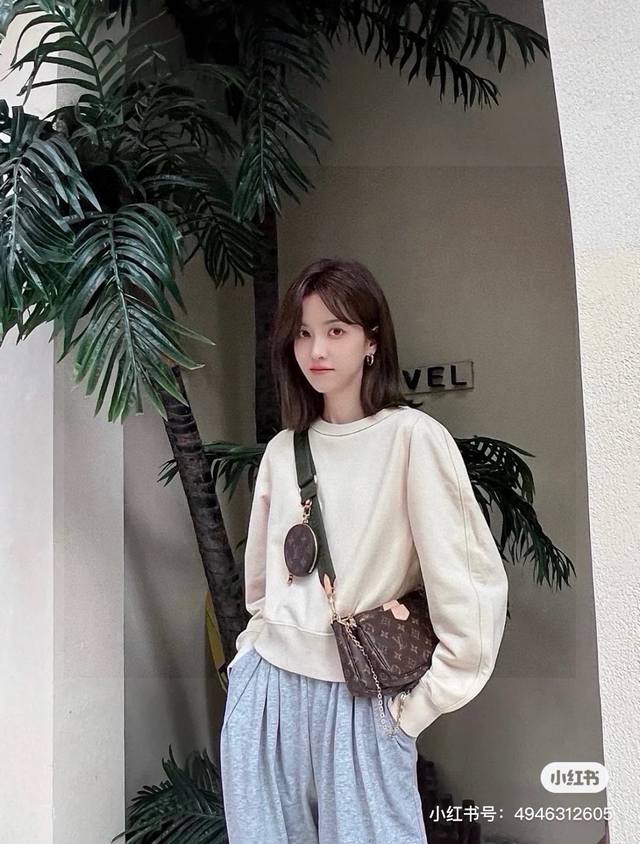 Lv三合一麻将包 真的很火爆啊！这款包包含了三个包包和两个肩带，实际上是买一得五！性价比超高！ 1大号麻将包 2小号麻将包 3圆形钥匙包 4金属链肩带 5尼龙可