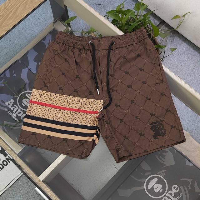 2025新款Burberry巴宝莉战马Tb字母图案Logo印花休闲情侣速干短裤沙滩五分裤，时尚与经典的完美融合，百搭不挑人，轻松适配各种风格。精致标志，色彩点缀