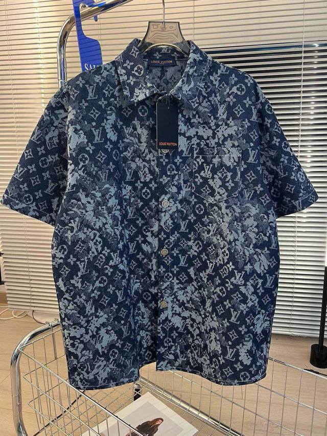 品名：Lv 23Ss泼墨扎染老花牛仔提花磨破短袖衬衫外套 版型；宽松 面料：提花牛仔 颜色： 蓝色 尺码M-L-Xl 胸围 衣长 肩宽 M 126 82 54