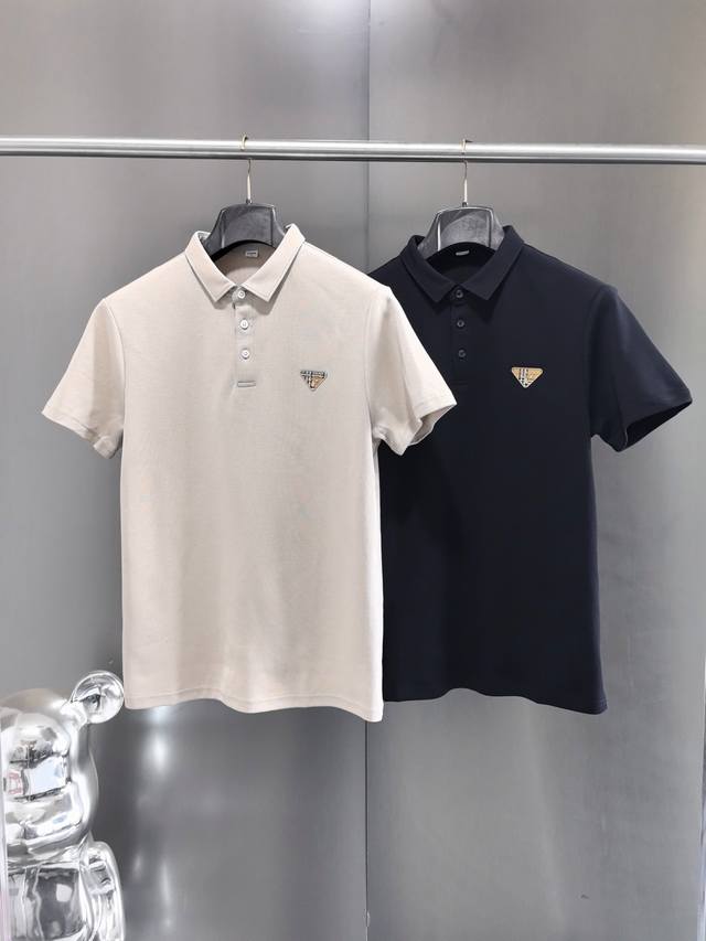 Prada顶级高奢大牌外贸货重磅来袭！纯原臻品！ 品名：Prada 普拉达胸前立体浮雕Logo设计高端两色Polo衫！情侣款！ 受商品加征惩罚性关税影响，外贸服
