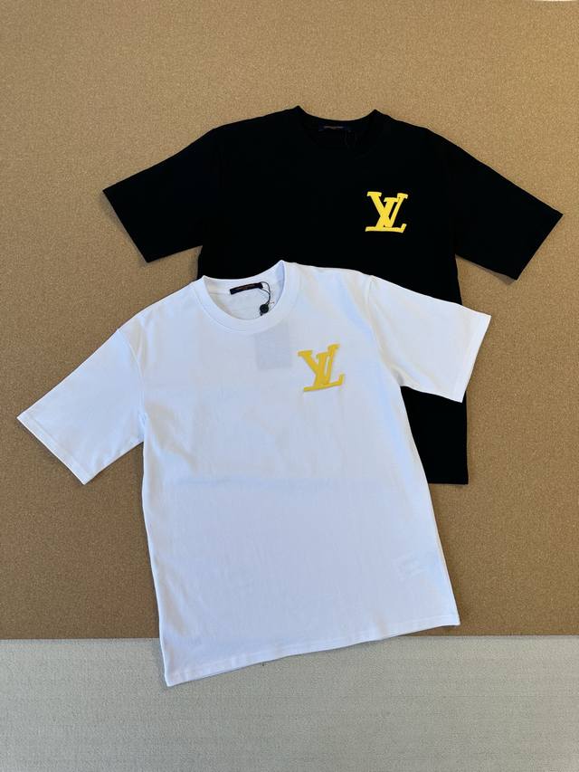 路易威登1V 2025春夏最新黄色四叶草发泡印花短袖宽松休闲时尚百搭T恤男女同款 颜色：黑色 白色 尺码：Xs S M L 追求高品质与时尚感的你，一定不能错过
