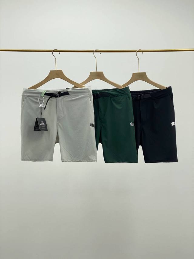Kolon Sport可隆休闲男子徒步5分裤休闲运动腰带短裤！ 行高望远，跋山涉川，向山深处去，专注于脚下的三步路。徒步行旅层叠峰峦，感受步伐踏实有力，均匀的呼