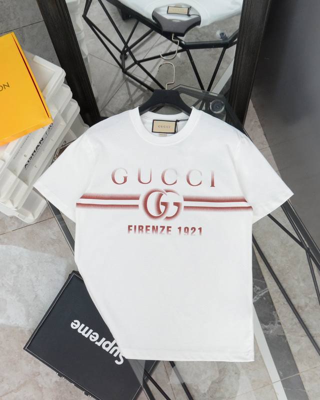 古驰 Gucci夏季新款渐变字母Logo印花圆领短袖T恤 款号：891 892 原版面料官方同款短袖T恤 定制280 克同缸染面料手感非常舒服 春夏最新砖柜同步