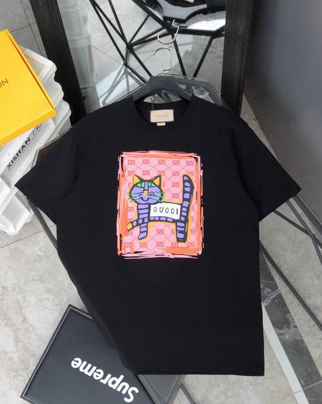 古驰 Gucci艺术涂鸦猫咪走秀款印花圆领短袖T恤 款号：596 原版面料官方同款短袖T恤 定制280 克同缸染面料手感非常舒服 春夏最新砖柜同步时尚又个性超级