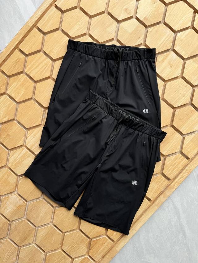 Kolon Sport可隆男士防泼水压胶梭织5分裤，区别市场通货，拿到随意对比。压胶细节图展示。产品特点是面料与功能采用高级涤纶或Seco舒可面料，具备防泼水、