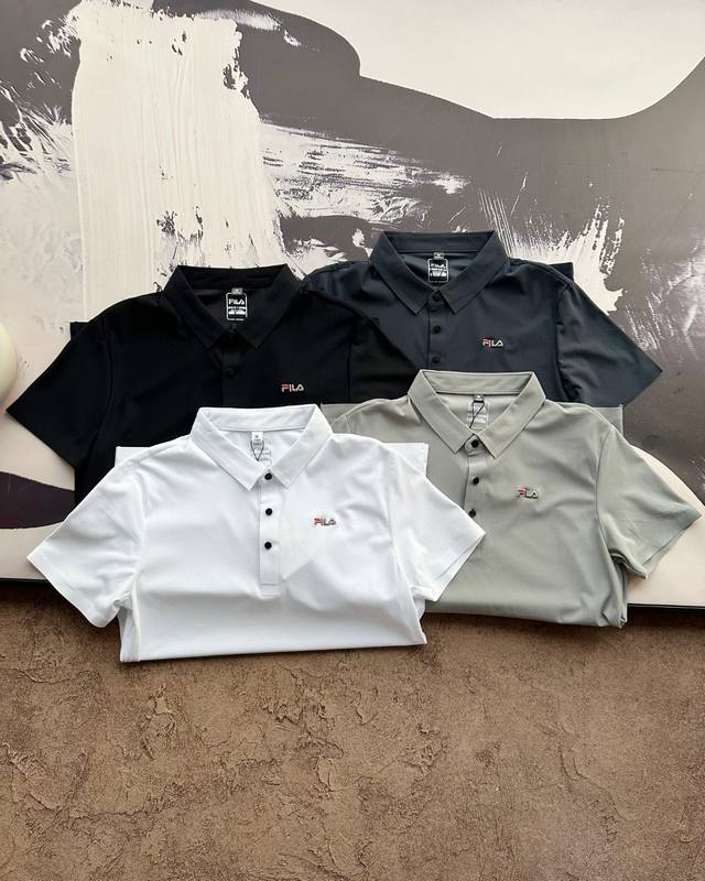 上新 Fila 斐乐经典刺绣Logot恤Polo衫 采用导热的十字编织冰丝凉感面料， 面料与肌肤形成汽热循环多孔纤维， 可快速散热透气、不闷汗 出汗不黏身 柔软
