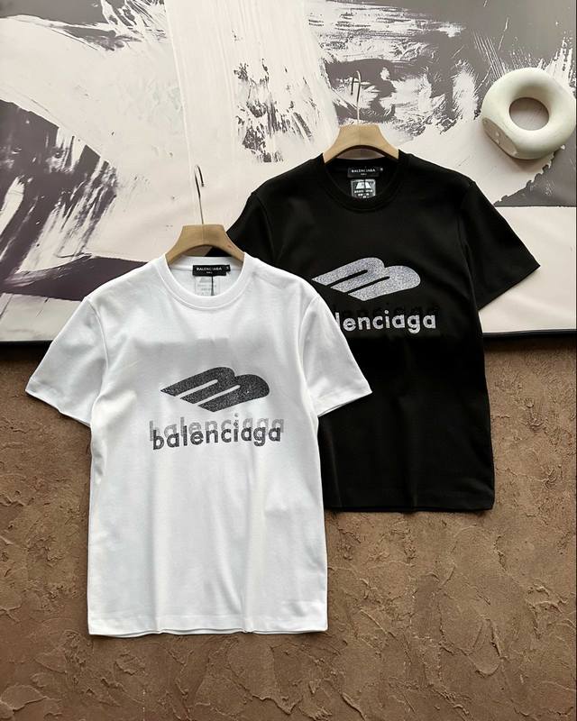 上新 Bl Balenciaga 巴黎世家冰感液氨烫钻T恤短袖 双面液氨面料升级，采用日本液氨丝光工艺双面处理 液氨技术能使棉纤维膨胀后收缩，比普通丝光面料 能