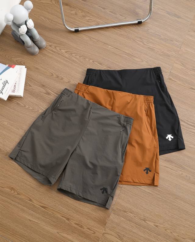 新款上新 品牌：迪桑特 Descente 尺码：M-L-Xl-Xxl-Xxxl 颜色：黑色-灰绿-橘色 类型：机能弹力半皮筋运动速干短裤 材质：进口运动速干面料