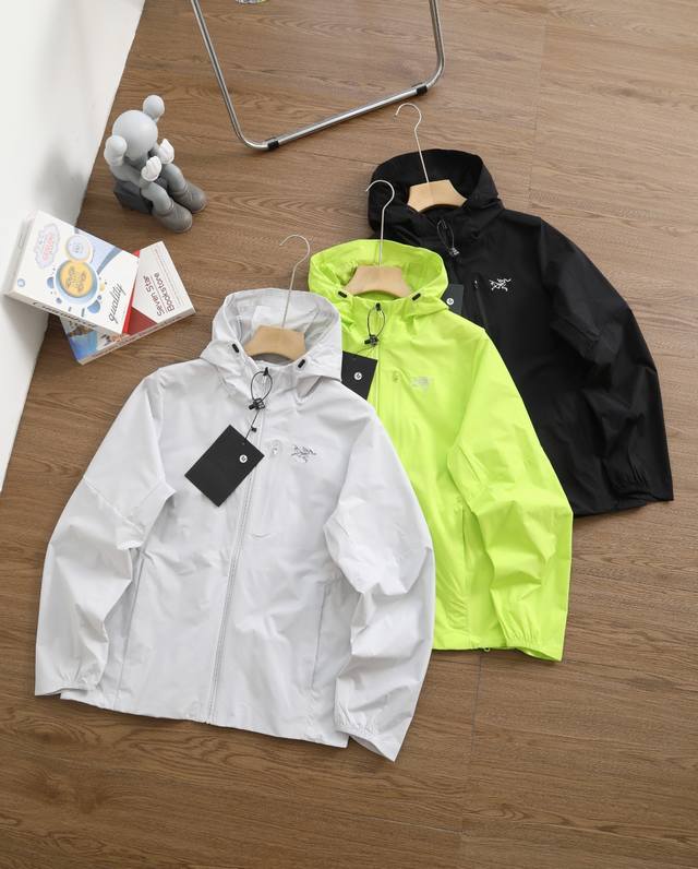 新款上新 品牌：始祖鸟 Arcteryx 尺码：M-L-Xl-Xxl-Xxxl 颜色：黑色-浅灰-绿色 类型：轻量户外运动冰丝弹力透气皮肤衣 材质：冰丝凉感防晒