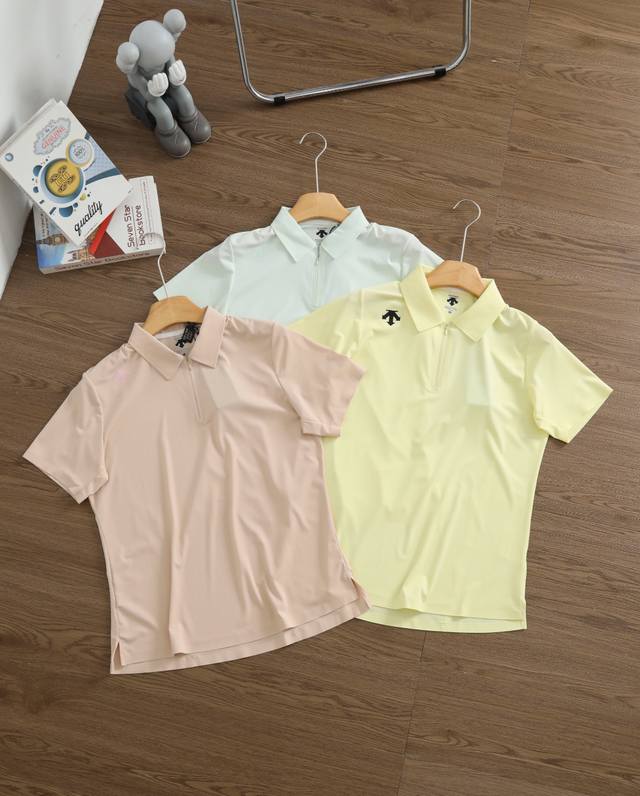 新款上新 女士半拉链冰丝无痕Polo 品牌：迪桑特 Descente 尺码：M-L-Xl-Xxl 颜色：浅绿-粉色-黄色 类型：女士户外速干半拉链无痕翻领Pol