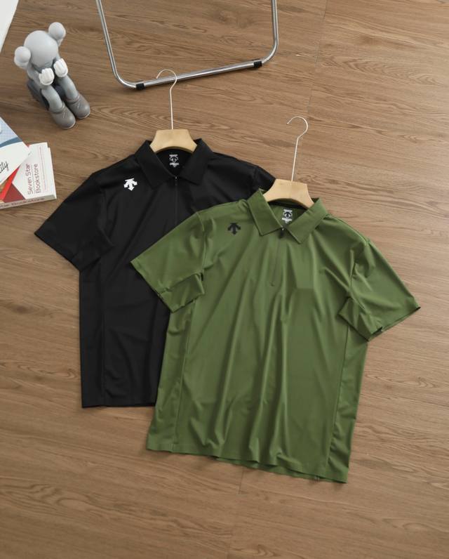 新款上新 半拉链冰丝无痕Polo 品牌：迪桑特 Descente 尺码：L-Xl-Xxl-Xxxl-Xxxxl 颜色：黑色-军绿 类型：男士户外速干半拉链无痕翻