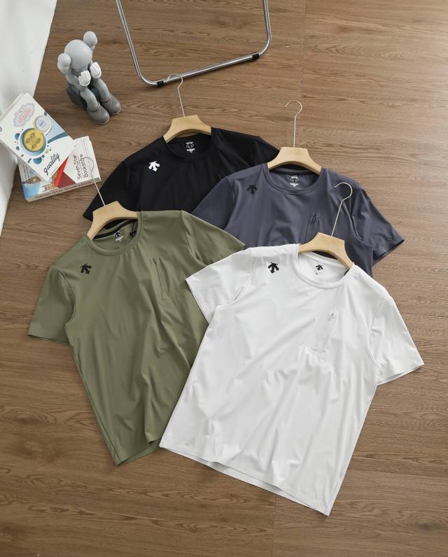新款上新 速干短袖 品牌：迪桑特 Descente 尺码：L-Xl-Xxl-Xxxl-Xxxxl 颜色：黑色-军绿-白色-深灰 类型：男女情侣爆款户外运动透气无