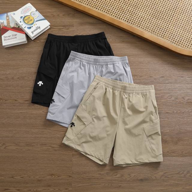 新款上新 品牌：迪桑特 Descente 尺码：M-L-Xl-Xxl-Xxxl 颜色：黑色-白色-卡其 类型：机能弹力运动速干短裤 材质：进口运动速干面料 厚薄