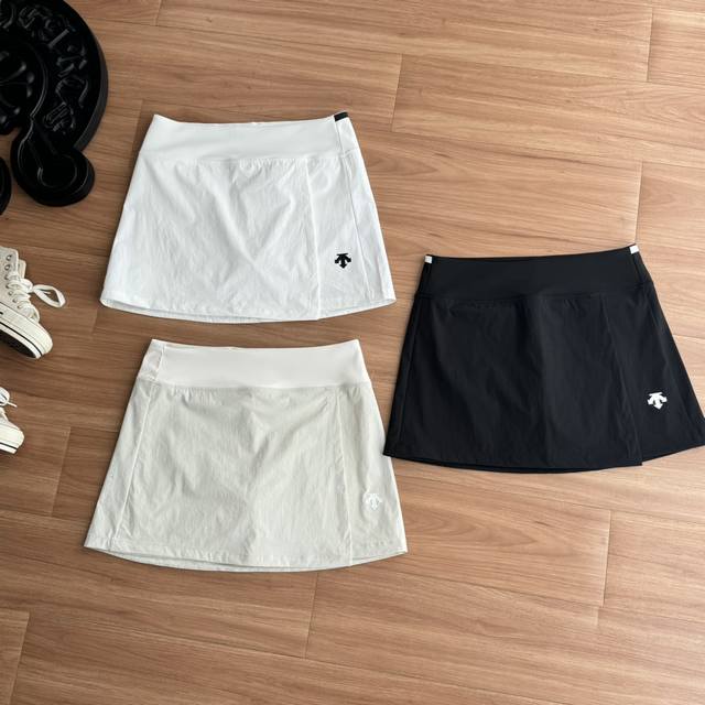 发 ，迪家Women’S Training系列女士短裙 这是一款采用高品质运动属性梭织面料制成的运动短裙裙。面料轻质舒爽，挺括有型，内置安全打底裤细节，打造无束