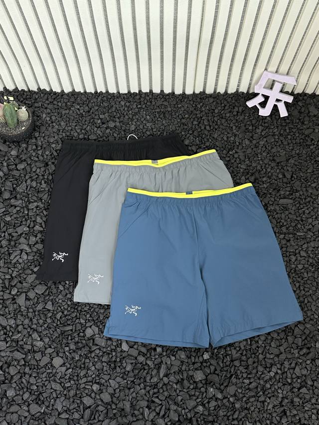 Descente 迪桑特 25Ss夏季户外运动休闲跑步短裤 男女同款 忙碌的日常，需要一条舒适又百搭的短裤来放松身心，迪桑特这款梭织短裤就是你的不二之选。它的面