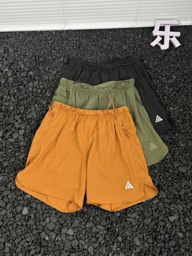 原厂品质 Acg 夏日新品机能弹力速干面料运动短裤 情侣款 这款户外机能速干面料梭织休闲短裤，为你带来舒适又帅气的又一个夏天！ 速干面料，清爽舒适：高效快速排汗