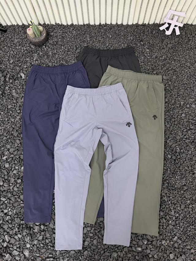 Descente 迪桑特 夏季新品男士训练松紧腰运动休闲速干长裤 迪桑特家的这款将运动裤的舒适与休闲裤的时尚完美融合，纯色设计简约百搭，搭配衬衫、T恤都很合适，