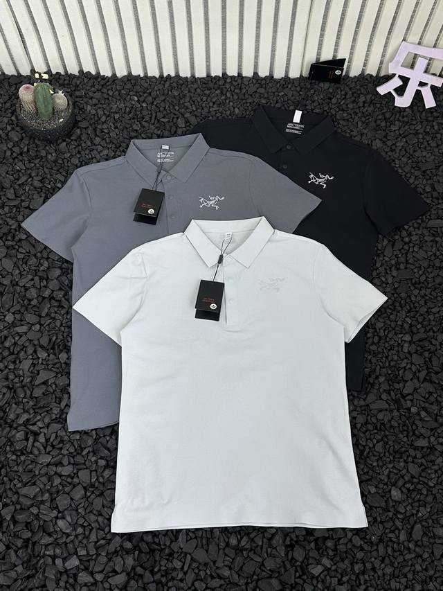 Arcteryx 始祖鸟 夏季新款男女刺绣款户外运动Polo短袖T恤 它的吸汗透气功能简直无敌，就算你在高强度运动中大汗淋漓，也能迅速干爽，时刻保持舒适。简约休