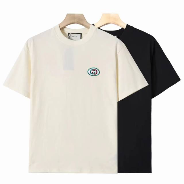 顶级版本古驰Gucci 2025春夏新品立体刺绣纯棉圆领基础版型短袖T恤。G家前胸饰以靓丽绿G红G刺绣，采用进口数码精密绣花机，呈现饱满无瑕的精湛做工，面料经过