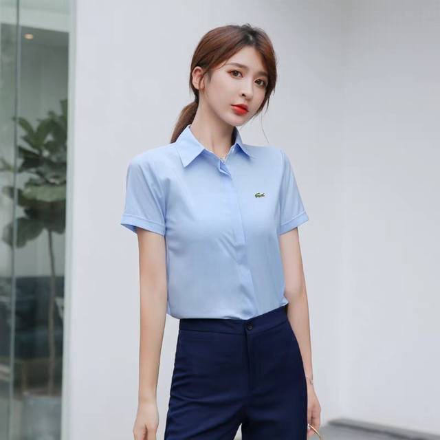 Lacoste 法国鳄鱼丝光纯棉衬衫女士新款夏季白色短袖职业气质休闲衬衣 新款女士衬衫的设计基调将意式的都市高贵极简风发挥到极致，简洁干净，无任何复杂工艺做噱头