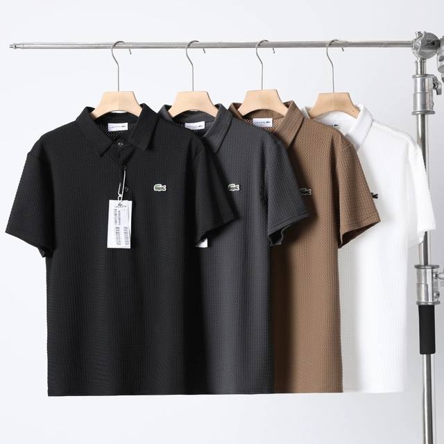 Lacoste 法国鳄鱼免烫抗皱暗格纹休闲男士体恤短袖Polo衫！舒适丝滑，光泽细腻，富有深浅不一的暗纹纹理面料，制作出来款式如此轻简儒雅饱含现代微商务的门襟短